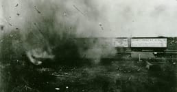 Een spoorwegmaatschappij ensceneerde een dodelijke treinbotsing in 1896. Ze ontsloeg de organisator die avond en nam hem de volgende dag weer aan