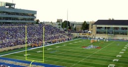 Une tempête a retardé le match de football américain de 2011 entre Oklahoma State et Tulsa jusqu'à 0 h 16. Ils ont joué jusqu'à 3 h 35.