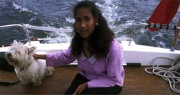 عُثِر على امرأة بريطانية ميتة في شقتها وكانت التلفاز وتكييف الهواء لا يزالان يعملان. كانت ميتة منذ عامين قبل أن يتم اكتشاف جثتها.