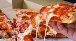 De acordo com um nutricionista, pizza é mais saudável para o café da manhã do que cereal açucarado.