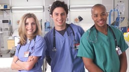 Шоу «Scrubs» представляет одно из самых точных изображений того, как работает больница. Все медицинские случаи в шоу взяты из реальной жизни.