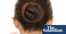 Las escuelas secundarias en Japón a menudo tienen normas estrictas de conformidad respecto al color del cabello. La mitad de las escuelas de Tokio exigen que los estudiantes cuyo cabello no sea naturalmente negro presenten fotos de bebé como prueba; en 2017 una estudiante japonesa demandó a su escuela después de ser obligada a oscurecer su cabello con tinte.