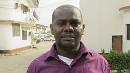 一名男子在船只倾覆沉入海底后，在完全黑暗中潜水60小时，最终被前来打捞遗体的潜水员发现仍然活着。