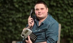 Um homem britânico encontrou uma maneira de ganhar dinheiro com os telemarketing que o ligavam constantemente. Em 2011, ele criou sua própria linha pessoal 0871 – assim, ligar para ele agora custa dinheiro ao chamador. Sempre que um banco, fornecedor de gás ou de eletricidade lhe pedia seus dados, ele os fornecia como seu número de contato.