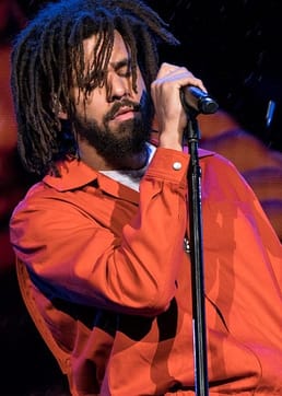 Der Rapper J. Cole schloss die High School mit einem Notendurchschnitt von 4,2 ab, nahm ein Stipendium an der St. John's University an, war im College Präsident einer panafrikanischen Studierendenkoalition und schloss mit Magna cum laude im Fach Kommunikation und Wirtschaft ab.