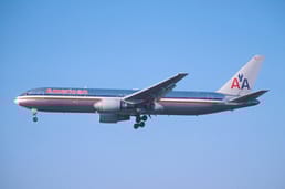 The user asks to translate a title from English to French, and to return only the translated title, nothing else.
The title is quite long. Need to translate accurately.
Original: "In 2006, a woman farted on an American Airlines plane and attempted to cover up her farts by burning matches. When the passengers reported the smell of burning matches to the crew, the flight made an emergency landing in Nashville, and the FBI was called in to conduct an investigation."
We need to translate to French. Ensure it's a title, maybe keep capitalization? The user wants only the translated title, nothing else.
Potential translation:
"En 2006, une femme a pété dans un avion d'American Airlines et a tenté