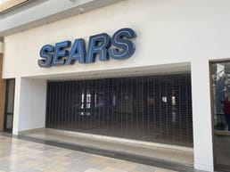 Peter Roberts ha inventato un cricchetto a sgancio rapido quando era adolescente. Ha venduto il suo brevetto a Sears per 10.000 dollari. Hanno detto che la sua invenzione non valeva molto, ma hanno guadagnato 44 milioni di dollari vendendo il cricchetto. Roberts li ha citati in giudizio e ha ricevuto 1 milione di dollari.