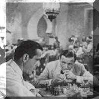 Актёр Хамфри Богарт был заядлым шахматистом, часто играл на съёмочной площадке между дублями. Во время Второй мировой войны он играл в шахматы по переписке с военнослужащими, находившимися за границей или в больницах. ФБР перехватило эту переписку и подумало, что он отправляет секретные коды в Европу.