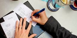 أحد الأسباب التي انتشر بسببها نظام الإكراميات في الولايات المتحدة هو أن أصحاب المطاعم رفضوا دفع الأجور للآمريكيين السود بعد التعديل الخامس عشر.