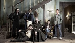 Стю, IT‑специалист из «What We Do in the Shadows», на самом деле в реальной жизни тоже называется Стю и работает в сфере ИТ. Он думал, что пришёл на съёмочную площадку, чтобы помогать с IT‑задачами, и не представлял, насколько велика его роль в фильме, пока съёмки почти не закончились.