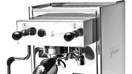 トム・ハンクスは、2004年にホワイトハウスの報道陣を訪れ、古くてぼろぼろの Mr. Coffee のコーヒーメーカーがひどいコーヒーしか出さないのを見つけたことをきっかけに、以来新しいコーヒーマシンを贈り続けています。最新は2017年に1,700ドルのエスプレッソマシンでした。