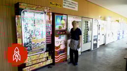 На пустынном участке шоссе в городе Ава, Япония, редкий автомат продаёт домашние блюда — свежий карри с рисом. Владелец автомата, Тадаши Йошимото, выращивает рис для каждого блюда прямо со своей фермы неподалёку!