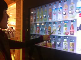 Japanische Verkaufsautomaten werden so programmiert, dass sie Trinkwasser kostenlos ausgeben, wenn die Wasserversorgung während einer Katastrophe abgestellt wird.