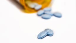 كيم كارداشيان تلقت أجرًا لنشر سيلفي على إنستغرام وتويتر يعلن فيه عن منتج صيدلاني. تم إرسال الإعلان غير القانوني إلى 42 مليون متابع على إنستغرام و32 مليون على تويتر، ولم يتضمن أي معلومات عن المخاطر أو لغة تشير إلى أنه تأييد مدفوع.