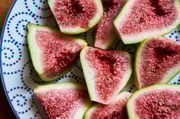 The user asks to translate a title from English to French, and return only the translated title, nothing else. The title is:

"Figs are considered an animal product by many vegans. Female wasps crawl into figs, lay their eggs and die. The mother wasp is enzymatically digested by the fig."

We need to translate to French. Ensure we output only the translated title. No extra text.

Let's translate:

"Les figues sont considérées comme un produit animal par de nombreux vegans. Les guêpes femelles rampent dans les figues, y pondent leurs œufs et meurent. La guêpe mère est digérée enzymatiquement par la figue."

Check grammar: "produ