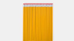 Les crayons sont jaunes parce qu'au XIXe siècle, le meilleur graphite venait de Chine. Comme le jaune était une couleur royale en Chine, les fabricants de crayons ont commencé à teindre leurs crayons en jaune pour montrer à la fois la haute qualité et une association avec la Chine.