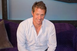 Vier Jahre lang gab Hugh Grant vor, sein eigener Talentagent zu sein, unter dem Namen James Howe Ealy. Er kommunizierte mit Menschen über ein gefälschtes E‑Mail-Konto und verkleidete sogar seine Stimme mit einem schottischen Akzent am Telefon. „Ich habe mir damit ein absolutes Vermögen gespart“, sagte er.
