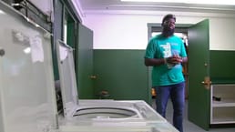 Директор Акбар Кук установил в школе бесплатную полностью оснащённую прачечную, потому что ученики в грязной одежде подвергались травле и пропускали от 3 до 5 дней занятий в месяц. Посещаемость выросла на 10 %.