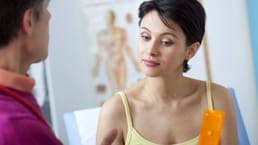 حتى منتصف الستينات في بريطانيا، كانت اختبارات الحمل تُجرى بإرسال بول المرأة إلى مختبر، حيث يُحقن في ضفدع. يُفحص الضفدع بعد ساعتين، وإذا كان قد وضع بيضًا، فإن المرأة تكون حاملاً.