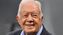 El expresidente Jimmy Carter no recibe beneficios federales de salud para su jubilación porque solo trabajó para el gobierno durante cuatro años, menos de los cinco años necesarios para calificar.