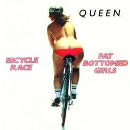 《Fat Bottom Girls》和《Bicycle Race》是皇后乐队一起发行的双A面单曲，彼此呼应。在《Fat Bottom Girls》快结束时，弗雷迪·墨丘利喊道：“骑上自行车，出发！”《Bicycle Race》则回应道：“肥臀女孩，她们今天要骑行。”
