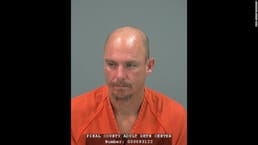 En 2014, un hombre de Arizona escapó de la cárcel para encontrarse con su novia en San Valentín. Se arrastró bajo alambre de púas, trepó dos cercas y llegó a un bar a unas 10 millas de distancia.