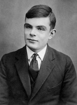 A primeira partida de xadrez contra um computador foi jogada em 1952 por Alan Turing. Como não havia computadores potentes o suficiente para realmente executar o programa, Alan Turing “executou” o programa manualmente em um pedaço de papel.