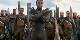 Язык, на котором говорят в Ваканде, — коса, официальный язык ЮАР и Зимбабве, а Джон Кани, сыгравший короля Т'Чака, является носителем этого языка.