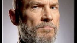 アイアンマン(2008)は脚本がなかった。「脚本はなく、アウトラインだけだった」とジェフ・ブリッジズは語り、初のMCU映画の即興制作は監督ジョン・ファヴローと主演ロバート・ダウニー・ジュニアの即興力で救われた。