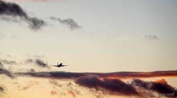 Os pilotos que partem do Aeroporto John Wayne, na Califórnia, são obrigados por lei a reduzir a potência dos motores e inclinar o nariz da aeronave para baixo logo após a decolagem, por cerca de 6 milhas, a fim de reduzir o ruído na área residencial abaixo.