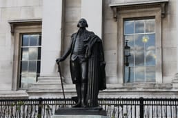 La statua commemorativa di George Washington a Londra è costruita su suolo americano, come Washington una volta disse che non avrebbe mai più messo piede sul suolo inglese.