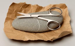 じゃんけんの最初の手は紙が最適。紙同士は引き分けで、統計的にハサミは最も選ばれにくく、男性はグーを好む