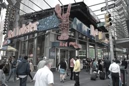 1938年、19歳の時、レッドロブスター創業者ビル・ダーリンは「グリーンフロッグ」という食堂を開き、人種で顧客を分離しないことでジョージア州の法律に挑戦した。