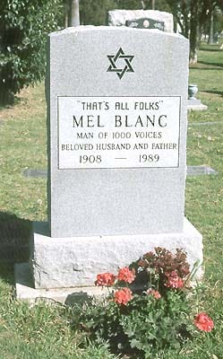 قبر ميل بلان، مؤدي صوت باغز باني، مكتوب عليه «هذا كل شيء يا أصدقاء»