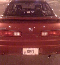 Die Simpsons‑Folge „Itchy and Scratchy Land“ wurde als Reaktion auf neue, strenge Zensurgesetze geschrieben, die zu dieser Zeit eingeführt wurden. Fox hatte versucht, die Aufnahme von Itchy‑ und Scratchy‑Cartoons in die Sendung zu verhindern, was die Autoren veranlasste, die Folge so gewalttätig wie möglich zu gestalten.