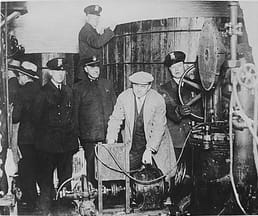 Während der Prohibitionszeit in den USA wurde medizinischer Alkohol in zahlreichen Betrugsmaschen missbraucht; ein Arzt wurde dafür genannt, an einem Tag 475 Whiskey‑Rezepte ausgestellt zu haben. Charles R. Walgreen, Gründer der Walgreens‑Apotheken, expandierte in den 1920er‑Jahren von 20 Filialen auf erstaunliche 525.