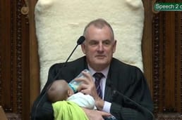 Neuseeland verbietet lächerliche Kindernamen, die beleidigen könnten: So wurden Kinder davor geschützt, Stallion, Yeah Detroit, Fish and Chips, Twisty Poi, Keenan Got Lucy und Sex Fruit genannt zu werden, aber ein Kind durfte „Nummer 16 Bus Shelter“ heißen.