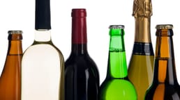 Durante o reinado do czar Pedro, o Grande, era costume que dignitários estrangeiros bebessem da "Taça da Águia Branca", um cálice contendo 1,5 litros de vodka – tantas embaixadas viajavam em pares, com um oficial bebendo a vodka e o outro discutindo questões de Estado