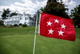 德怀特·D·艾森豪威尔想参加他儿子约翰在西点军校的毕业典礼，但因为“工作有点太忙”而未能成行。毕业当天——1944年6月6日——年长的艾森豪威尔正指挥盟军在诺曼底的登陆作战。