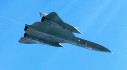 1987年，SR-71黑鸟在波罗的海上空以马赫3飞行时失去发动机，四架瑞典战机阻止其被苏联击落。任务30年后解密，四名瑞典飞行员获美国空军勋章
