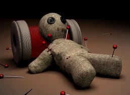 The user asks to translate a title from English to Portuguese, and to return only the translated title, nothing else.

We need to translate the given title. Title is:

"Meet Drayton Doherty, a doctor who cured a dying man by pretending to undo a voodoo hex in a last ditch effort after modern medicine didn't work. The man believed he was ..."

We need to translate the whole title. It's long. Ensure correct Portuguese translation, preserving meaning.

Potential translation:

"Conheça Drayton Doherty, um médico que curou um homem moribundo fingindo desfazer uma maldição de vodu em um esforço desesperado depois que a medicina moderna não funcionou. O homem acreditou que estava