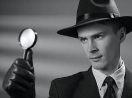 Подсказка раньше писалась как «clew». Это связано с тем, что clew означало «моток нитей», символизируя следование нити через лабиринт и поиск «пути» или «ответа».