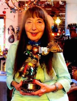 在MTV推出的那晚，网络的开场序列使用了阿波罗11号发射的画面，原因是这些素材属于公共领域且免费使用。正是这段开场序列将MTV的形象与宇航员联系在一起，包括视频音乐奖的“月球人”奖杯。