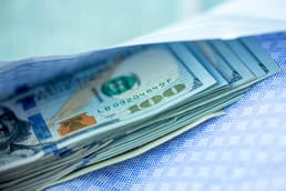 The user asks: "Translate the following title from English to Dutch. Return ONLY the translated title, nothing else.

"Comcast changed their brand from \"Comcast Internet\" to \"Xfinity\" because the comcast name had become associated with poor quality and service. The name change...". So it's a title. We need to translate to Dutch, keep it as a title. Provide only the translated title, nothing else.

We must ensure we translate accurately. Title: Comcast changed their brand from "Comcast Internet" to "Xfinity" because the comcast name had become associated with poor quality and service. The name change decision was made after a Comcast technician was recorded while sleeping on a customer's couch.

We need to translate