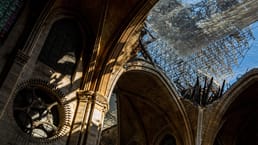 昨年のノートルダムの火災に対応した消防士は、そのような災害のために策定されたプロトコルに従い、どの芸術作品をどの順序で救出すべきかを知っていた。