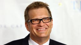 ¿Por qué Drew Carey sigue usando gafas?
