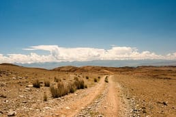 キルギスは他のどの国よりも海から遠く離れています。最小でも海から1620マイル離れており、世界で最も内陸に位置する国です。