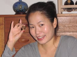 حصل الناس في الولايات المتحدة على رحلات جوية مجانية من خلال شراء أموال من الحكومة. كان الناس يشترون قطعاً معدنية بقيمة 1$ بالجملة من دار سك العملة الأمريكية (الشحن المجاني) ويدفعون فواتير بطاقات الائتمان الخاصة بهم بالعملات المعدنية. كانوا يشترون العملات المعدنية ببطاقات الائتمان التي تمنح أميال المسافر المعتاد ، وبالتالي الحصول على أميال مجانية.