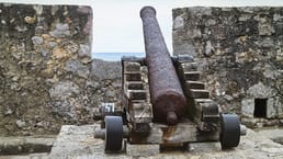 Hoewel de 1812-oeuvre van Tsjaikovski geschreven is om kanonnen en kathedralklokken te bevatten, bleek het synchroniseren daarvan met een orkest vrijwel onmogelijk. Pas in 1954 mengde componist Antal Doráti een studiorecording met kanonnen en klokken, waardoor het eindelijk zoals bedoeld kon worden uitgevoerd.