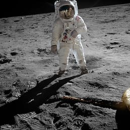 Nadat ze tijdens Apollo 11 op de maan waren geland, beschadigde Buzz Aldrin per ongeluk de stroomonderbreker die de opstijgmotor zou activeren om hen van de maan af te krijgen. De astronauten activeerden de motor door het circuit te activeren met een pen met viltpunt.